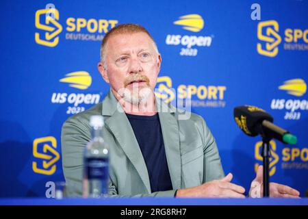 München, Deutschland. 08. Aug. 2023. Tennis: Medienrunde mit Experten und Kommentatoren zur Sendung der US Open 2023 in New York von Sportdeutschland.TV. Boris Becker, ehemaliger deutscher Tennisspieler, spricht auf der Pressekonferenz. Kredit: Matthias Balk/dpa/Alamy Live News Stockfoto