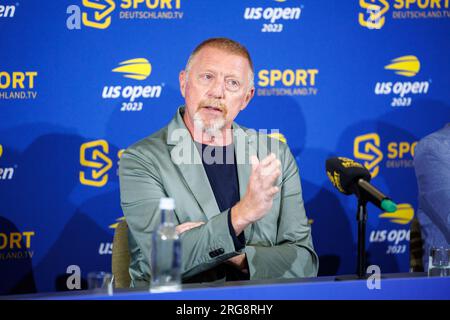 München, Deutschland. 08. Aug. 2023. Tennis, Medienrunde mit Experten und Kommentatoren für die Sendung der US Open 2023 in New York durch Sportdeutschland. TV: Boris Becker, ehemaliger deutscher Tennisspieler, spricht auf der Pressekonferenz. Kredit: Matthias Balk/dpa/Alamy Live News Stockfoto