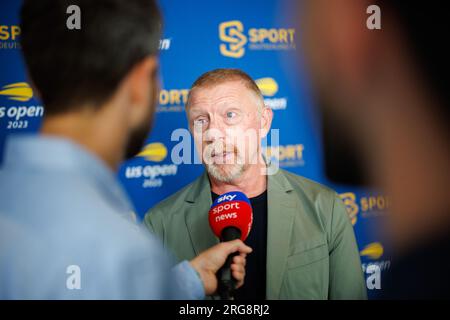 München, Deutschland. 08. Aug. 2023. Tennis, Medienrunde mit Experten und Kommentatoren zur Sendung der US Open 2023 in New York durch Sportdeutschland.TV: Boris Becker, ehemaliger deutscher Tennisspieler, gibt nach der Pressekonferenz ein Interview. Kredit: Matthias Balk/dpa/Alamy Live News Stockfoto