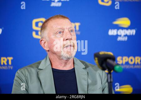 München, Deutschland. 08. Aug. 2023. Tennis: Medienrunde mit Experten und Kommentatoren zur Sendung der US Open 2023 in New York von Sportdeutschland.TV. Boris Becker, ehemaliger deutscher Tennisspieler, spricht auf der Pressekonferenz. Kredit: Matthias Balk/dpa/Alamy Live News Stockfoto