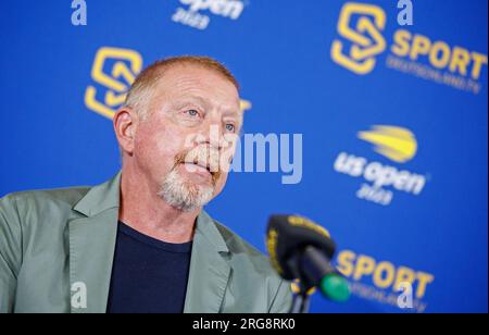 München, Deutschland. 08. Aug. 2023. Tennis, Medienrunde mit Experten und Kommentatoren für die Sendung der US Open 2023 in New York durch Sportdeutschland. TV: Boris Becker, ehemaliger deutscher Tennisspieler, spricht auf der Pressekonferenz. Kredit: Matthias Balk/dpa/Alamy Live News Stockfoto