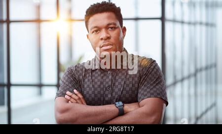 Ein ernster dunkelhäutiger Geschäftsmann sieht streng aus Stockfoto