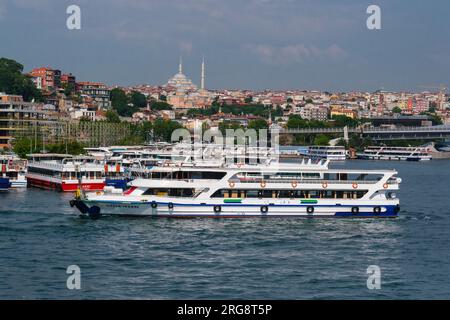 Istanbul, Türkei, Türkiye. Pendlerfähren am Goldenen Horn. Stockfoto