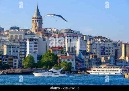 Istanbul, Türkei, Türkiye Galataturm, Fähren und Karakoy Viertel, über das Goldene Horn von Eminonu aus gesehen. Stockfoto