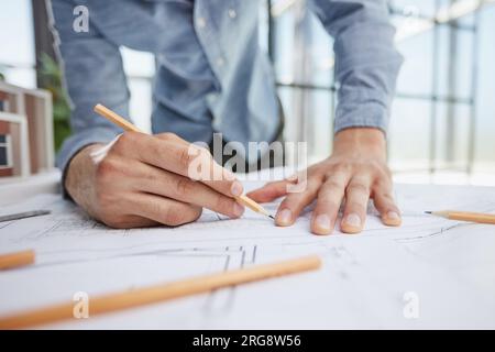 Ingenieure konstruieren gemäß Zeichnungen und arbeiten bei der Strukturanalyse von Projekttypen zusammen. Stockfoto