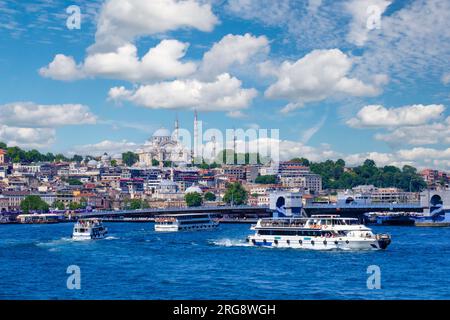 Istanbul, Türkei, Türkiye. Pendlerfähren am Goldenen Horn. Suleymaniye-Moschee im Hintergrund. Stockfoto