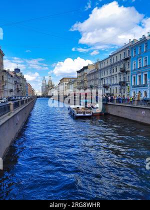 St. Petersburg, Russland - 29. Juli 2023: Blick auf den Kanal und die Straßen von St. Petersburg Stockfoto