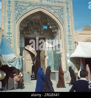 Die Freitagsmoschee (Jame Masjid) in Esfahan, die den Eingang mit Frauen mit Chadoren zeigt Stockfoto