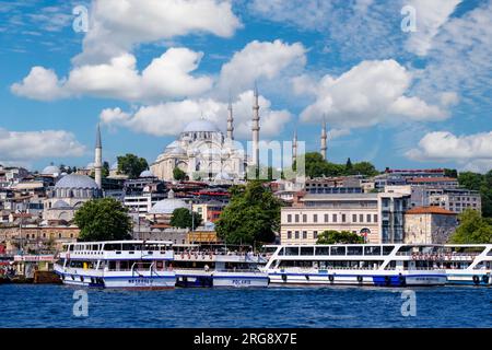 Istanbul, Türkei, Türkiye. Suleymaniye Moschee, Moschee von Suleyman dem Prachtvollen. Pendlerfähre am Goldenen Horn. Stockfoto