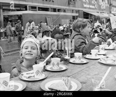 ELISABETH II. SILBERJUBILÄUM Eine Teeparty für Kinder in einer Straße in Horley, Südostengland. Die Pappbecher sind mit Union Jacks dekoriert. Stockfoto