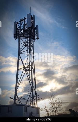 Mobiltelefon 3G, 4G, 5G Mastantenne, mit stimmungsvollem Himmel dahinter - Yorkshire, England, Großbritannien Stockfoto