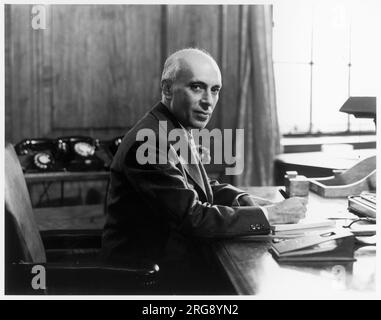 Jawaharlal (Pandit) Nehru (1889-1964), politischer Führer Indiens, hier an seinem Schreibtisch zu sehen. Stockfoto