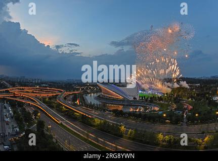 Chengdu, Chinas Provinz Sichuan. 8. Aug. 2023. Feuerwerke sind während der Abschlusszeremonie der FISU Summer World University Games 31. in Chengdu, Südwestchina Provinz Sichuan, am 8. August 2023 zu sehen. Kredit: Liu Kun/Xinhua/Alamy Live News Stockfoto