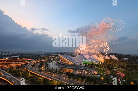 Chengdu, Chinas Provinz Sichuan. 8. Aug. 2023. Feuerwerke sind während der Abschlusszeremonie der FISU Summer World University Games 31. in Chengdu, Südwestchina Provinz Sichuan, am 8. August 2023 zu sehen. Kredit: Liu Kun/Xinhua/Alamy Live News Stockfoto