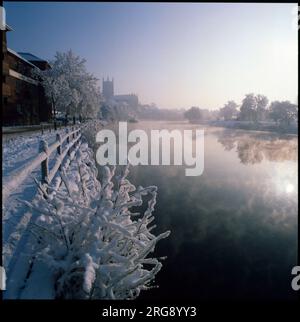 Der Südkai und der Fluss Severn, Worcester, an einem frostigen Wintermorgen, mit der Kathedrale in der Ferne. Stockfoto