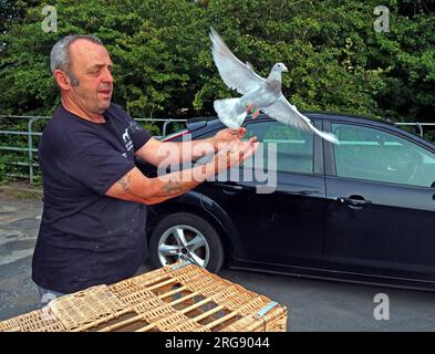 Fancier Releasing Pigeons from their boxes, Hale Head Lighthouse to Southport 4. Aug 2023, in Hale Village, Merseyside, England, UK, L24 4WB Stockfoto