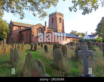 Überwachsener Friedhof der historischen Gemeinde St. Wilfrids Kirche am Abend, Church Lane, Grappenhall Village, Warrington, Cheshire, England, WA4 3EP Stockfoto
