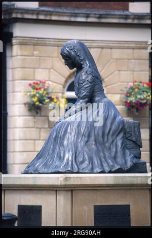 GEORGE ELIOT. Statue des englischen Schriftstellers (geboren Mary Ann Evans) in Nuneaton, Warwickshire, England. Stockfoto