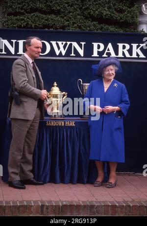 The Queen Mother at Sandown Park Races Präsentation am 25. März 1997 Foto vom Henshaw Archive Stockfoto