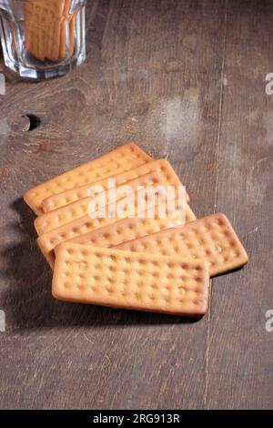 Graham Cracker auf Holztisch, Kopierraum Stockfoto