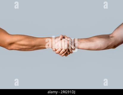 Business-Handschlag und Business-People-Konzepte. Zwei Männer, die sich die Hände schütteln, isoliert auf grauem Hintergrund. Nahaufnahme eines festen Händedrucks zwischen zwei Stockfoto