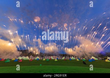 Chengdu, Chinas Provinz Sichuan. 8. Aug. 2023. Feuerwerke sind während der Abschlusszeremonie der FISU Summer World University Games 31. in Chengdu, Südwestchina Provinz Sichuan, am 8. August 2023 zu sehen. Kredit: Huang Wei/Xinhua/Alamy Live News Stockfoto