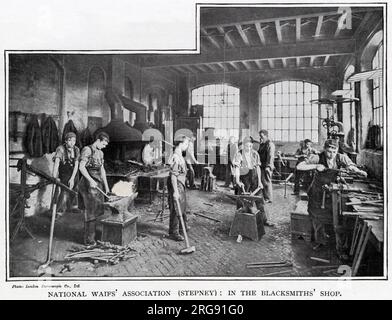 National Waifs' Association für mittellose Jungen in Stepney Causeway, London. Das Foto zeigt, dass Dr. Barnardo Jungs die Chance gibt, ein Handwerk in Schmieden zu erlernen. Stockfoto