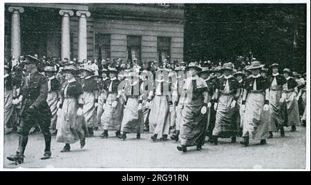 Feierlichkeiten zum Friedenstag, um das Ende des Ersten Weltkriegs zu feiern. Foto mit Repräsentanten der Krankenpflegeabteilung mit vielen Dekorationen. Stockfoto