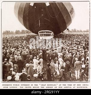 Enormes öffentliches Interesse an der „Graf Zeppelin“ bei ihrer Kreuzfahrt über London, der Menge um das Luftschiff bei ihrer Ankunft in Hanworth. Stockfoto