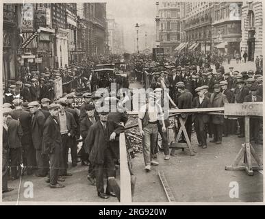 Störung in Piccadilly, London, mit Menschenmassen, die die Arbeit auf einem Teil der Hauptstraße beobachten. Stockfoto