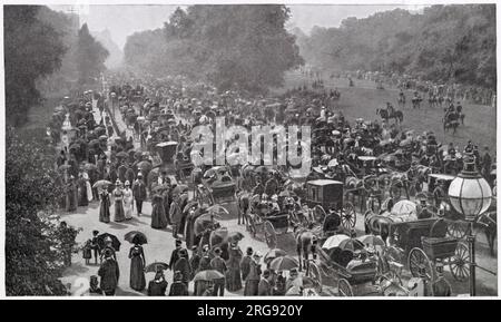 Kutschen fahren entlang der Südseite des Hyde Park, im Zentrum von London. Stockfoto