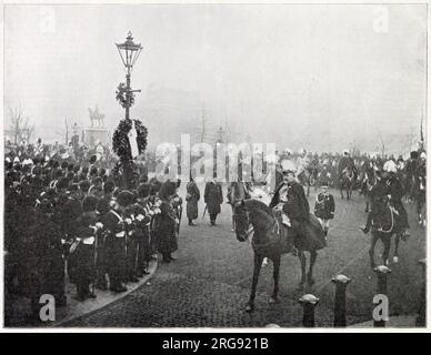 Königin Victorias Beerdigung. Königliche Kavalkade vorbei am Wellington Monument, dem zukünftigen König, Edward VII und Kaiser Wilhelm II. Von Deutschland, die hinter dem Sarg reiten. Stockfoto