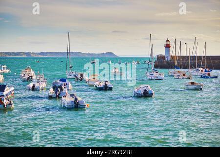 Viele Yachten und Leuchtturm im Hafen von Erquy, Bretagne, Frankreich Stockfoto