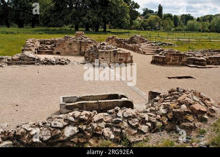 Teil der Fundamente der Bordesley Abbey in Redditch, Worcestershire. Die Abtei wurde 1140 von Zisterziensermönchen gegründet und umfasste die Abteikirche und den Friedhof, Farmen, metallverarbeitende Wassermühlen und Werkstätten. Stockfoto