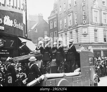 London Hilfsfeuerwehr auf Parade während des Zweiten Weltkriegs Stockfoto