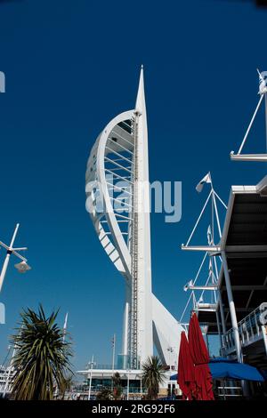 Der Spinnaker Tower in Portsmouth wurde im Oktober 2005 eröffnet. Es ist eine 170 Meter hohe Besucherattraktion mit Blick auf den Hafen von Portsmouth und den Solent. Stockfoto