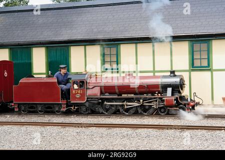 Blick auf den Motor und Fahrer der Evesham Vale Light Railway, eine der Familienattraktionen im Evesham Country Park, Worcestershire. Diese Miniatur-Dampf-Personenbahn wurde im August 2002 mit einer schmalen Spurweite von 15 Fuß eröffnet. Stockfoto