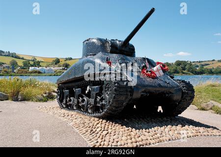 Ein Amphibienpanzer von Sherman in Slapton Sands, Torcross, Devon, dient als Kriegsdenkmal für die 749 amerikanischen Soldaten, die am 28. April 1944 ihr Leben verloren und während der Operation Tiger für die Landungen am D Day trainierten. Die Bergung wurde von einem örtlichen Geschäftsmann finanziert und 1984 abgeschlossen. Stockfoto