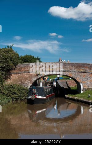 Blick auf die Brücke 54 am Worcester und Birmingham Canal, unter dem Kanaldamm und Stausee bei Tardebigge. In diesem Teil des Kanals befindet sich die längste Schleusenreihe Großbritanniens (30 Schleusen auf einem 3 km langen Abschnitt). Stockfoto