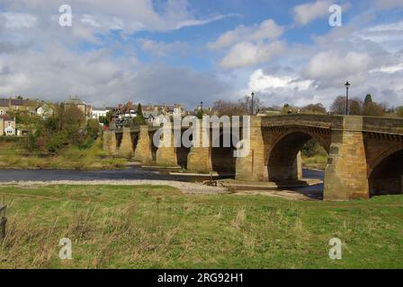 Die Brücke über den Fluss Tyne in Corbridge, Northumberland. Die ursprüngliche mittelalterliche Brücke aus dem 13. Jahrhundert wurde im 16. Jahrhundert verfallen und 1674 durch diese ersetzt. Es war die einzige Brücke auf der Tyne, die den Überschwemmungen von 1771 standhielt. Stockfoto