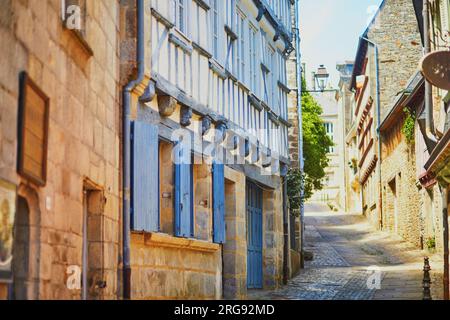 Wunderschöne Fachwerkhäuser in der mittelalterlichen Stadt Quimper, eine der beliebtesten Touristenattraktionen in der Bretagne, Frankreich Stockfoto