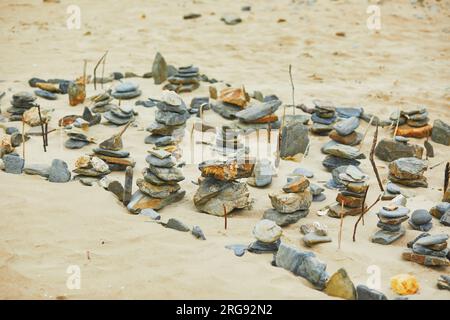 Siedlung aus Steinen und Kieseln am Sandstrand an der Atlantikküste in der Bretagne, Frankreich Stockfoto