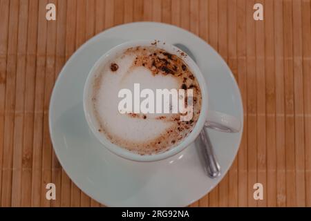 Cappuccino im Café Stockfoto