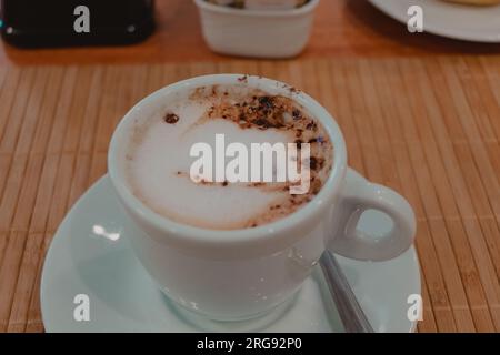 eine tasse Cappuccino mit Schaumstoff Stockfoto