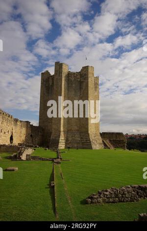 Blick auf Conisbrough Castle, in der Nähe von Doncaster in South Yorkshire. Es wurde in den 1180s Jahren vom fünften Earl of Surrey, Halbbruder von Heinrich II., erbaut und verfügt über den besten runden Norman Keep Tower in Großbritannien. Stockfoto