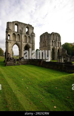 Blick auf die Ruinen der Roche Abbey, in der Nähe von Maltby in South Yorkshire, einem 1147 gegründeten Zisterzienserkloster Stockfoto