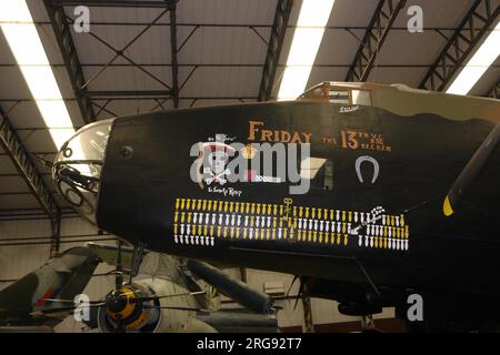 Ein Kampfflugzeug von Handley Page Halifax II, ausgestellt im Elvington Air Museum bei York. Auf der Seite sind "Freitag, der 13." und "wie du säst, so sollst du ernten" gemalt, zusammen mit der Anzahl der Bomben, die auf feindliches Territorium abgeworfen wurden. Stockfoto