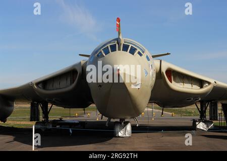 Ein Handley Page Victor K2 Tankflugzeug ist im Elvington Air Museum bei York ausgestellt. Victor K2S leistete während des Falkland-Krieges und des ersten Golfkriegs einen wesentlichen Beitrag und betankte andere Flugzeuge während des Fluges. Dieses spezielle Flugzeug wurde 1962 in Betrieb genommen. Stockfoto