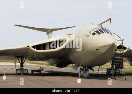 Ein Handley Page Victor K2 Tankflugzeug ist im Elvington Air Museum bei York ausgestellt. Victor K2S leistete während des Falkland-Krieges und des ersten Golfkriegs einen wesentlichen Beitrag und betankte andere Flugzeuge während des Fluges. Dieses spezielle Flugzeug wurde 1962 in Betrieb genommen. Stockfoto