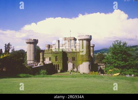 Blick auf Eastnor Castle, in der Nähe der Stadt Ledbury in Herefordshire. Es ist ein nachgeahmtes Schloss aus dem 19. Jahrhundert, erbaut im Jahr 1810. Stockfoto